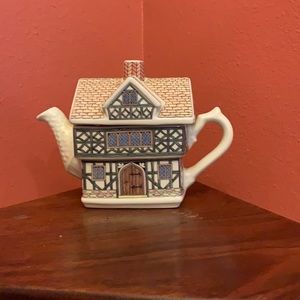 Sadler “Tudor House” teapot